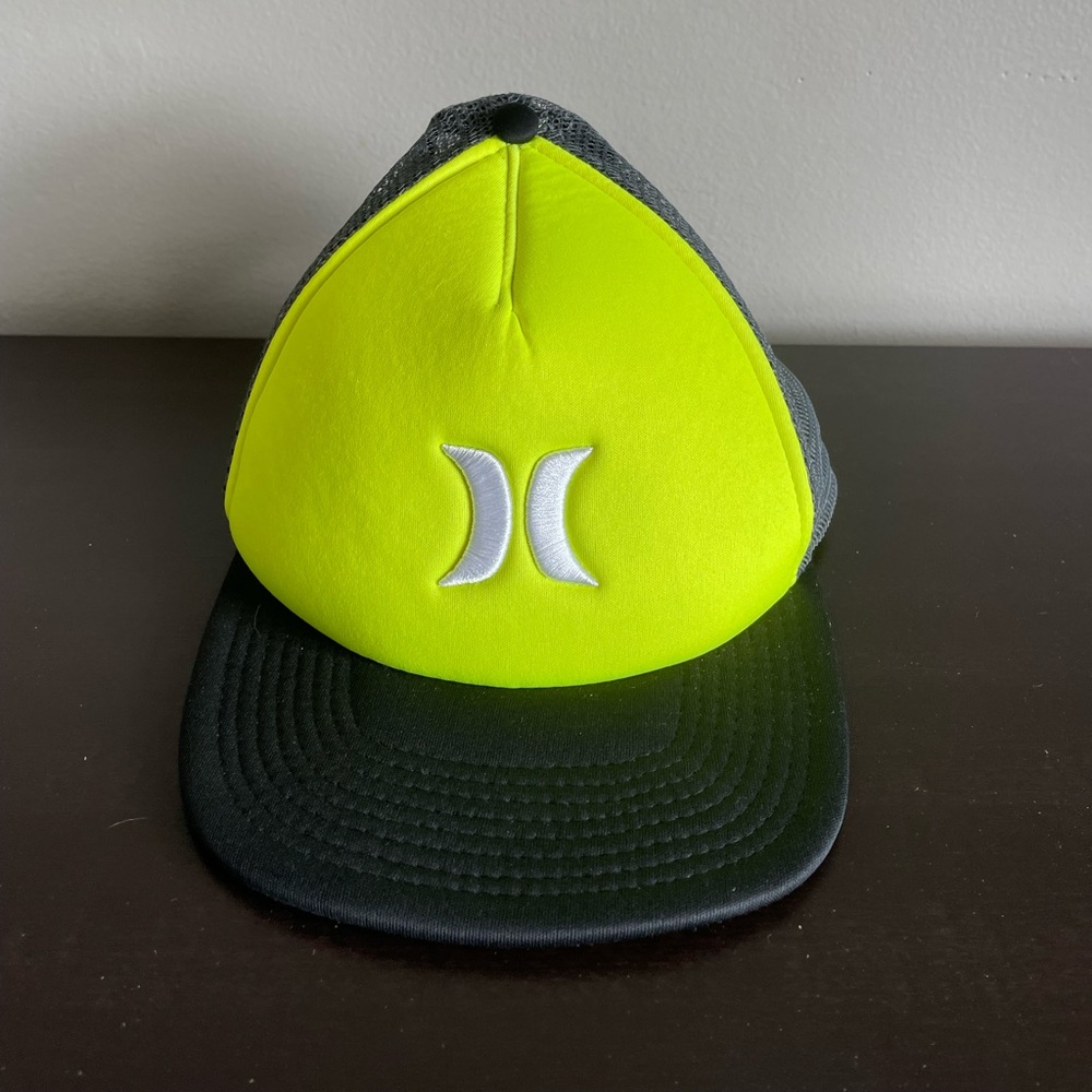 Hurley Neon Yellow Embroidered Logo Del Mar Trucker Meshback Snapback Hat. NWOT